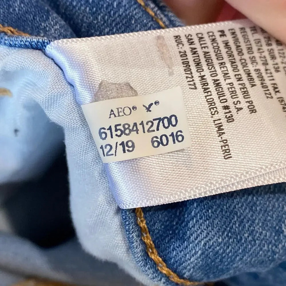 AMERICAN EAGLE Curvy Hi-Rise Shortie Jean Shorts Light Wash Size 8 Button Fly - Picture 8 of 8